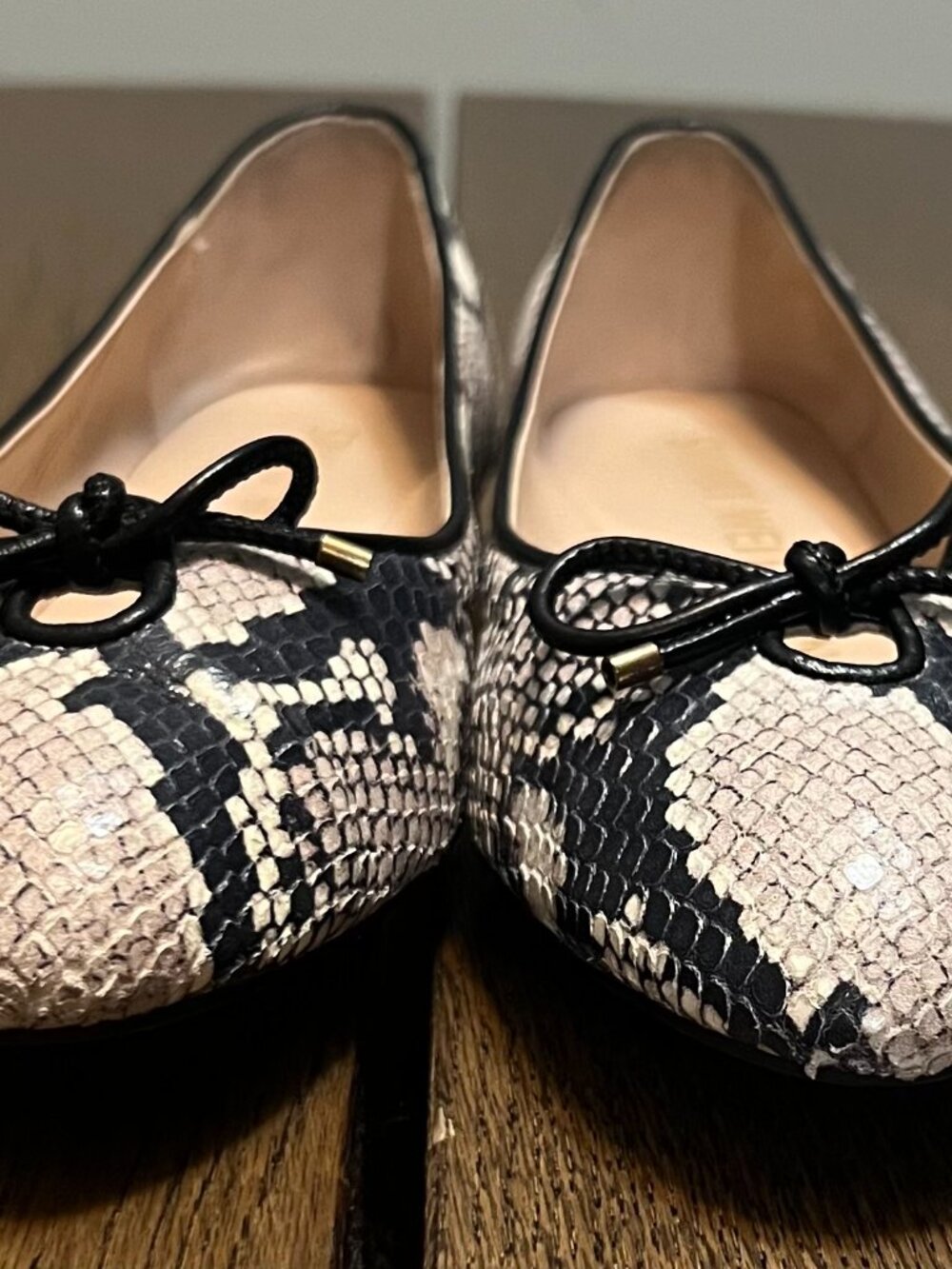 Stuart Weitzman Snakeskin Ballet Flats Womens 8.5M Leather Bow Round Toe Slip On - Picture 7 of 11